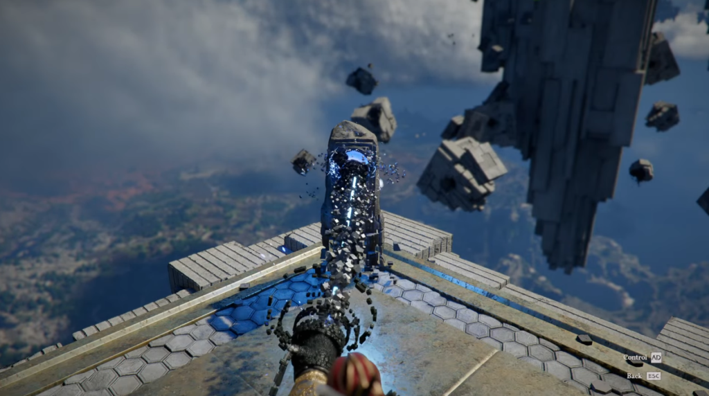 Разрушенный мост над скалами в голубом тумане