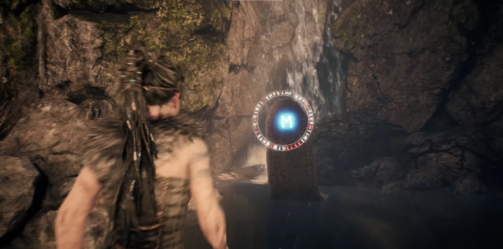 Сенуа из Hellblade смотрит на руну у водопада