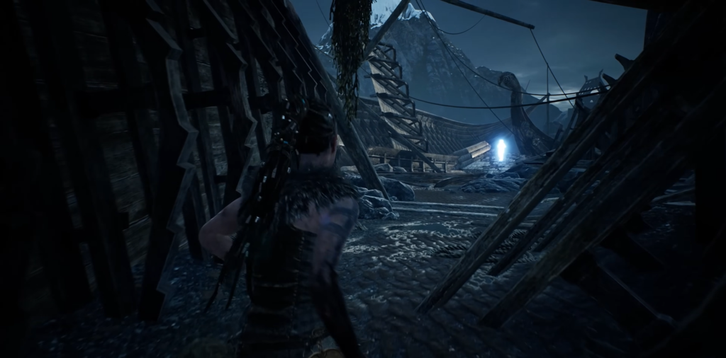 Сенуа из Hellblade идет по руинам корабля ночью