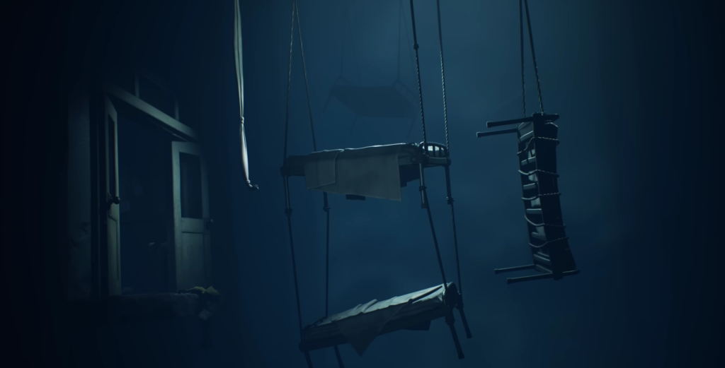 Подвесные кровати качаются в синей туманной комнате