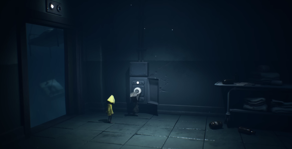 Шестая в жёлтом плаще смотрит на рычаг в комнате