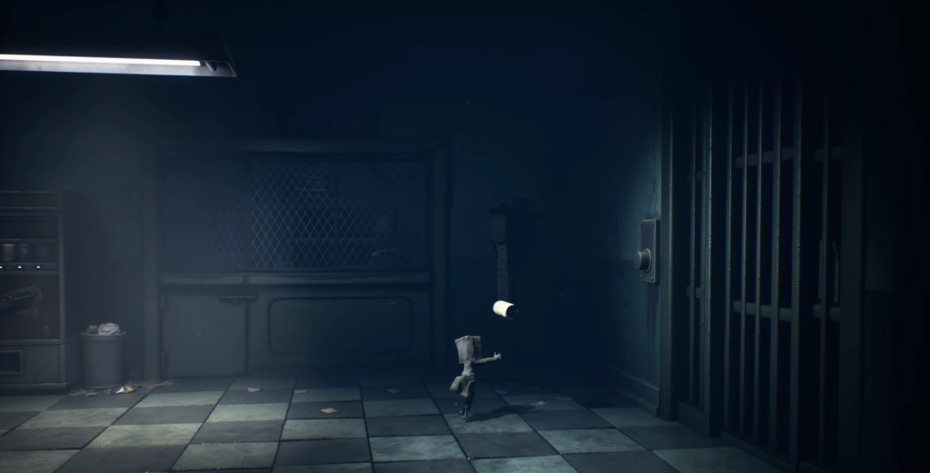 Шестая из Little Nightmares ловит кружку в комнате