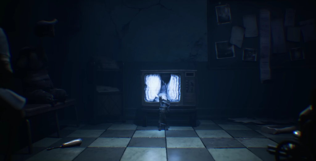 Шестая из Little Nightmares тянется к телевизору в комнате