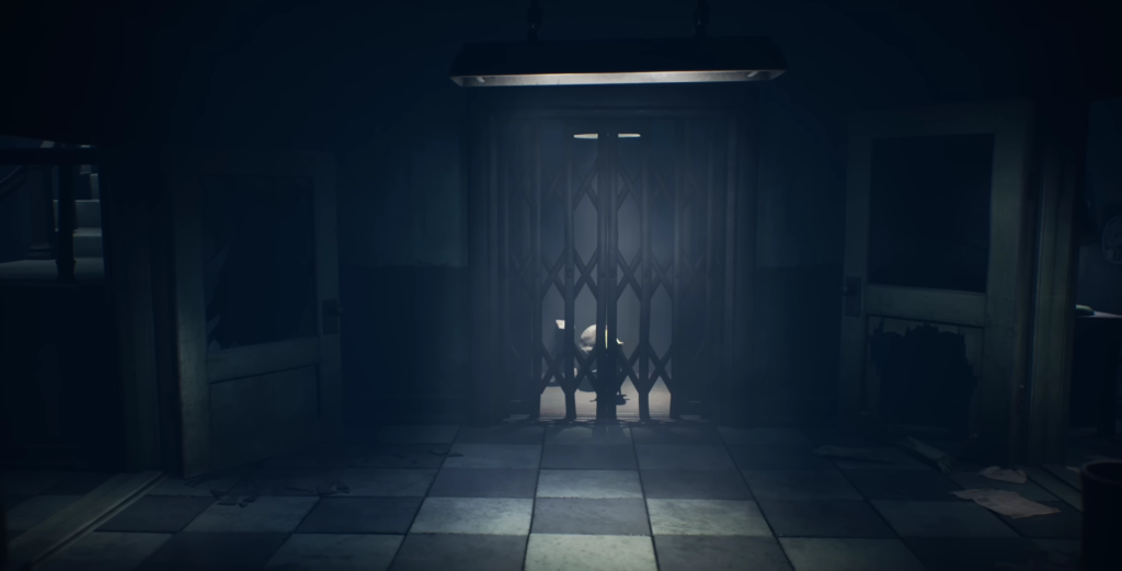 Маленькая фигура сидит у решетчатого лифта в коридоре