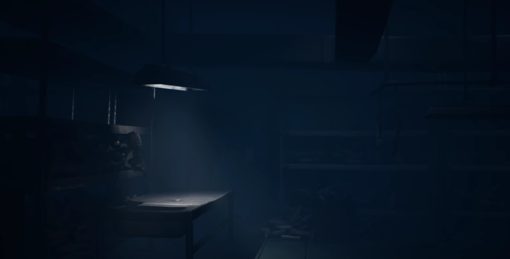 Освещенный стол в темной комнате с полками