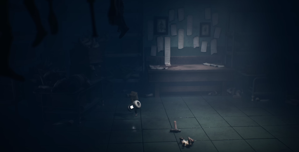 Маленький персонаж с фонариком идет по темной комнате